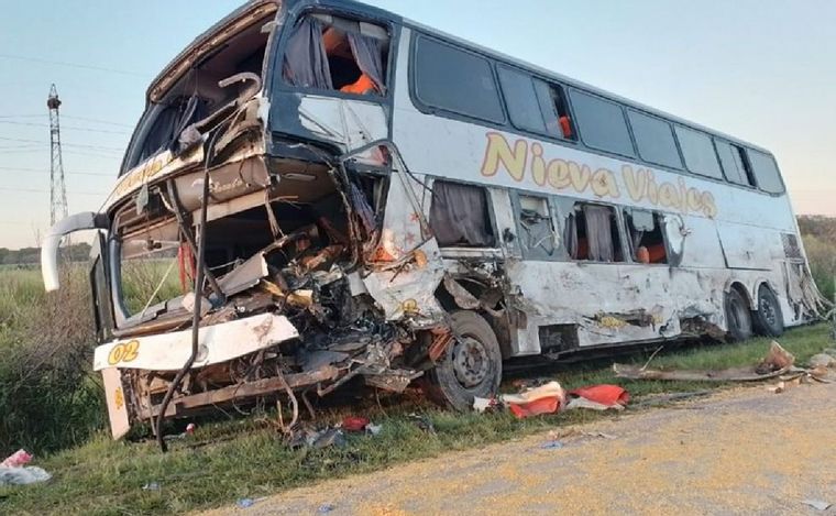 Así quedó el colectivo de larga distancia tras la colisión.