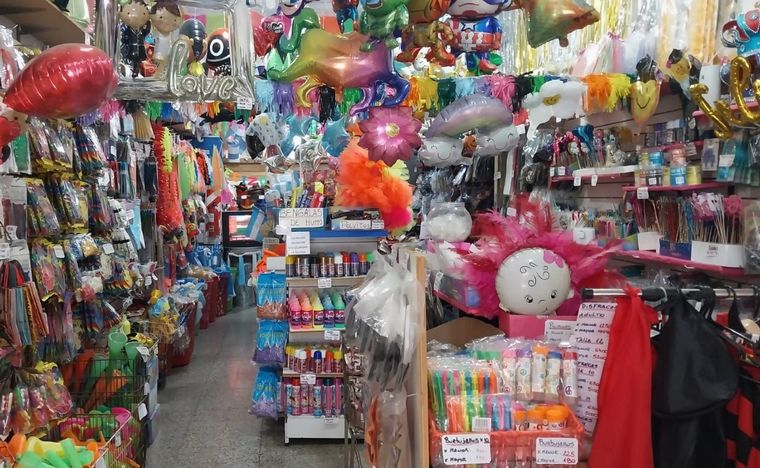 Locura por Harry Styles en Buenos Aires: agotaron cotillón de boas y moños rojos.