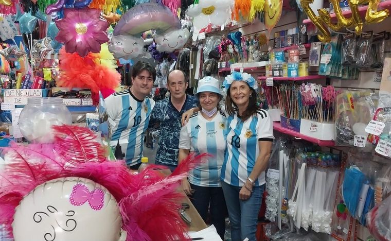 Locura por Harry Styles en Buenos Aires: agotaron cotillón de boas y moños rojos.