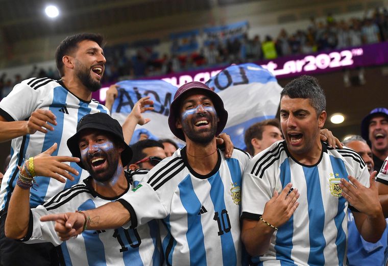 Los hinchas le meten color al Ahmad bin Ali Stadium