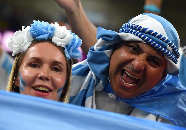 Los hinchas le meten color al Ahmad bin Ali Stadium