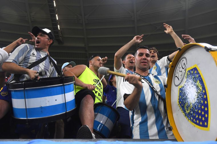 Los hinchas le meten color al Ahmad bin Ali Stadium