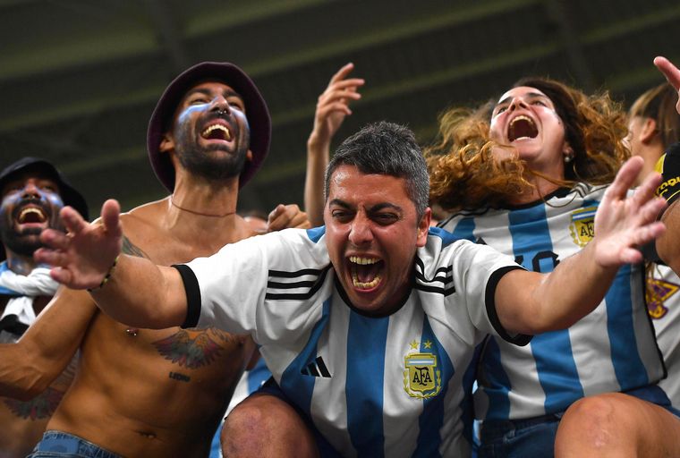 Los hinchas le meten color al Ahmad bin Ali Stadium