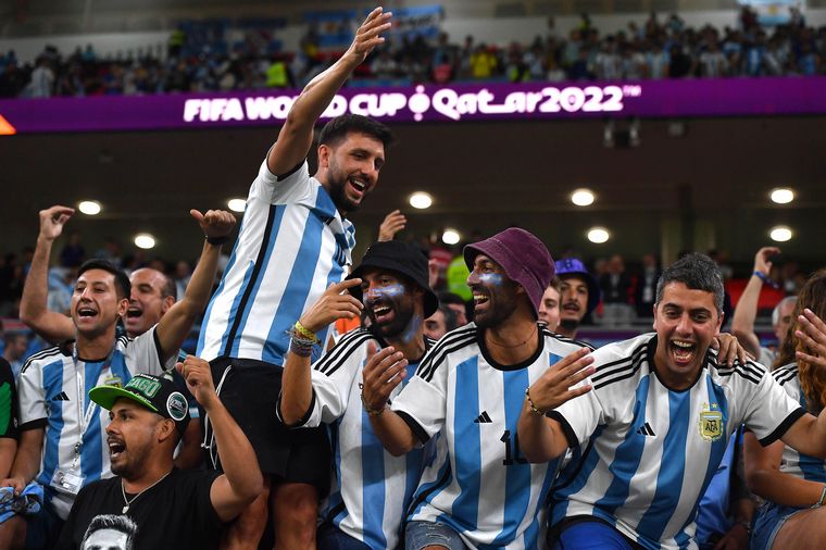 Los hinchas le meten color al Ahmad bin Ali Stadium