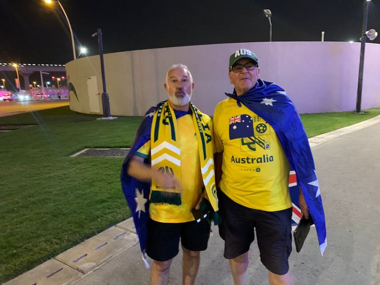 Los hinchas le meten color al Ahmad bin Ali Stadium