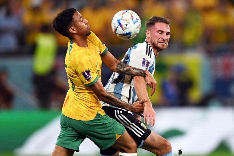 FOTO: Argentina-Australia, un duelo con mucha intensidad física.