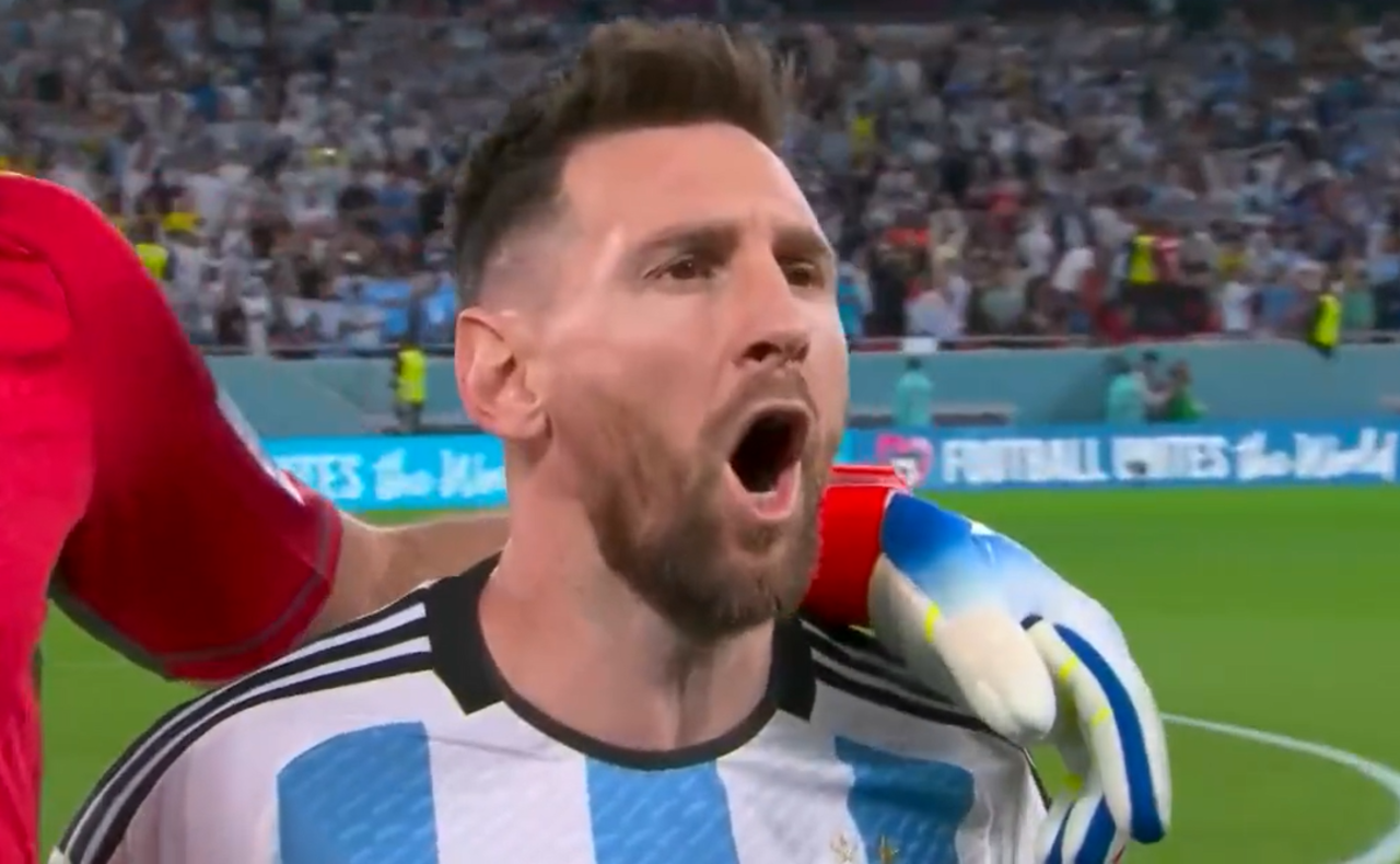 FOTO: Messi, a los gritos en el Himno. (Foto: Captura de TyC Sports)