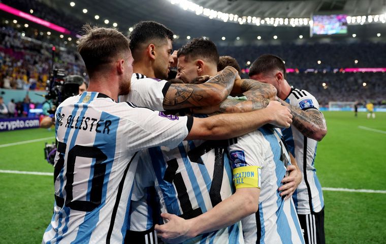 FOTO: Los jugadores de Argentina celebran el primer gol.