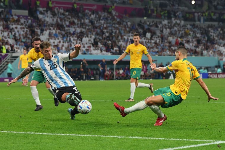 FOTO: Se gritó como un gol. Lisandro Martínez evita el empate de Australia.