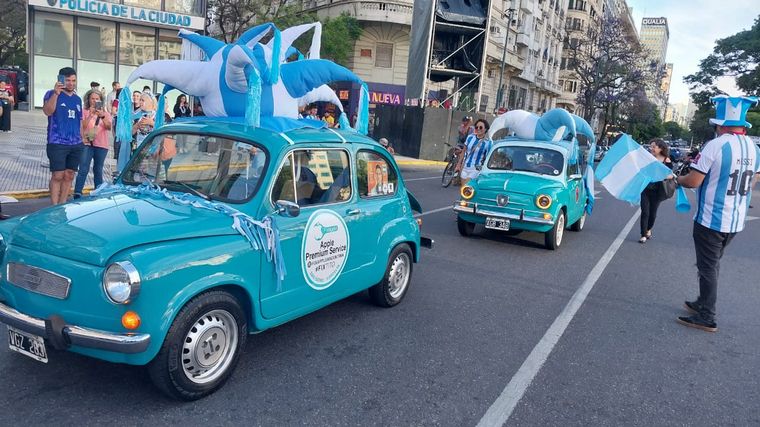 Los hinchas llegan al Obelisco para celebrar el triunfo argentino.