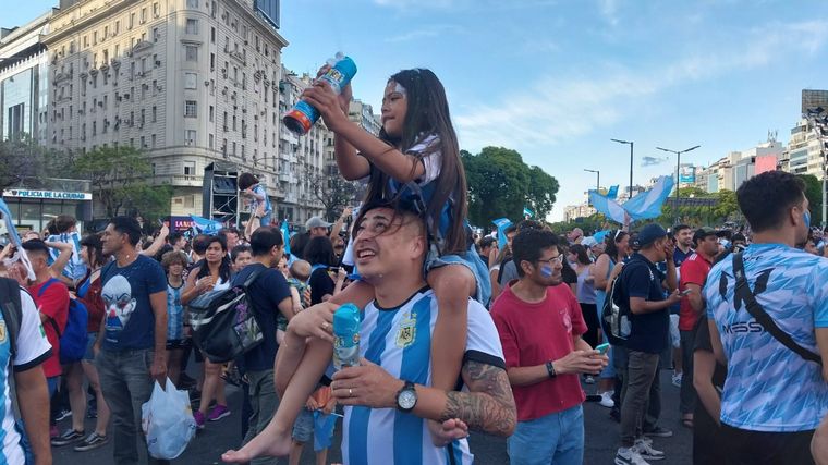 Los hinchas llegan al Obelisco para celebrar el triunfo argentino.