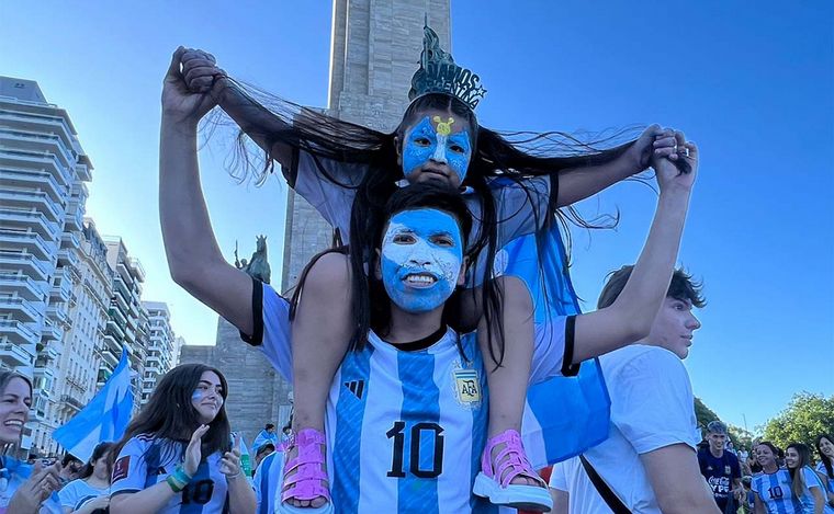 FOTO: Rosario: se desató la fiesta en el Monumento a la Bandera tras la victoria argentina