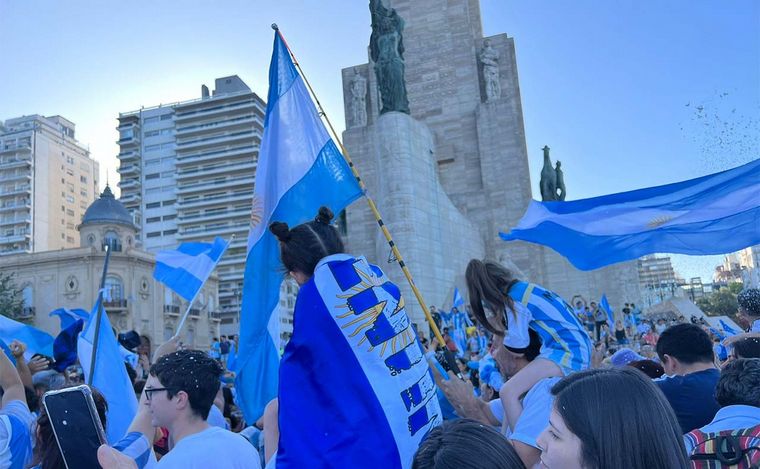 FOTO: Rosario: se desató la fiesta en el Monumento a la Bandera tras la victoria argentina 