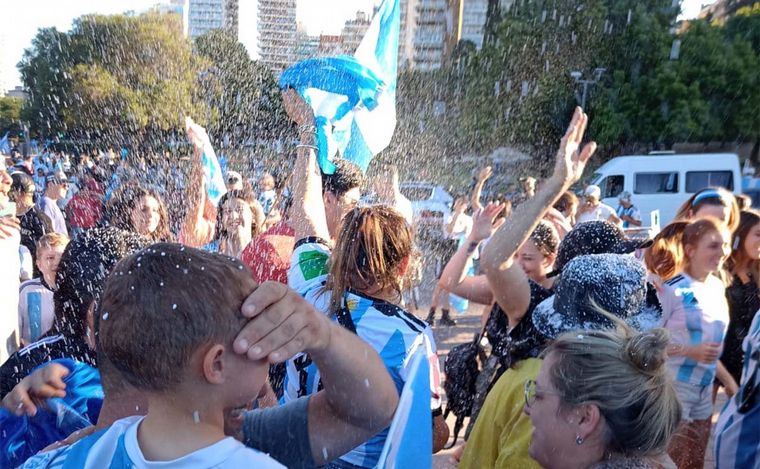FOTO: Rosario: se desató la fiesta en el Monumento a la Bandera tras la victoria argentina