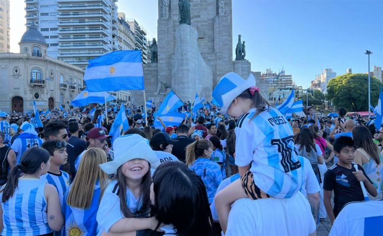 VIDEO: Rosario: se desató la fiesta en el Monumento a la Bandera tras la victoria argentina