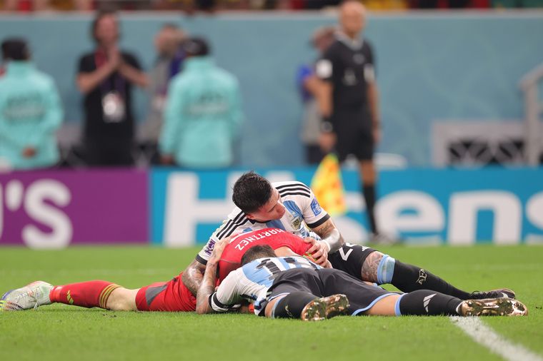 Martínez es abrazado por sus compañeros tras atajar una pelota clave. (Foto: AFA)