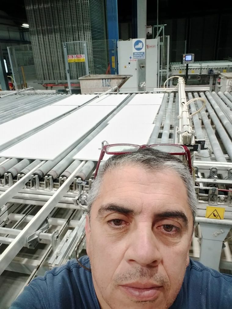 Es cordobesa y trabaja en el control de calidad de autos Maserati en Italia.