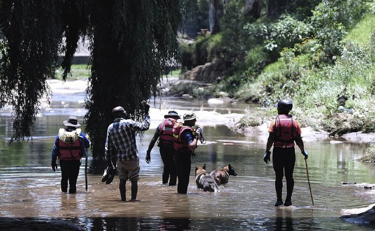 FOTO: Nueve muertos en Sudáfrica por la repentina crecida de un río. (Foto: AP/La Nación)
