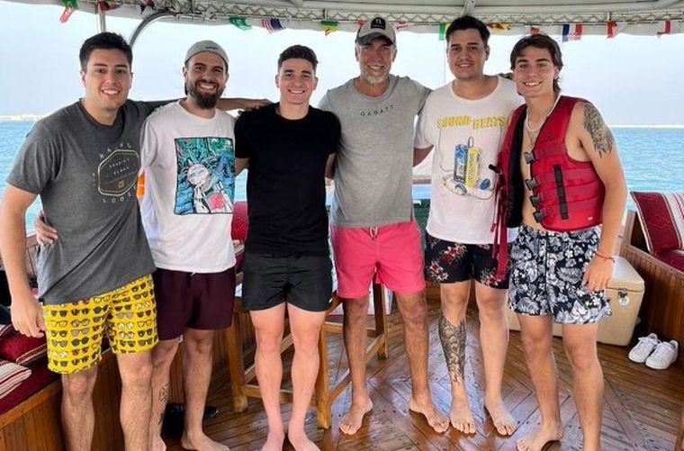Julián Álvarez estuvo con Gabriel Batistuta en un yate. 