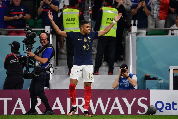 Todos los flashes son del crack. Mbappé festeja uno de sus tantos ante Polonia.
