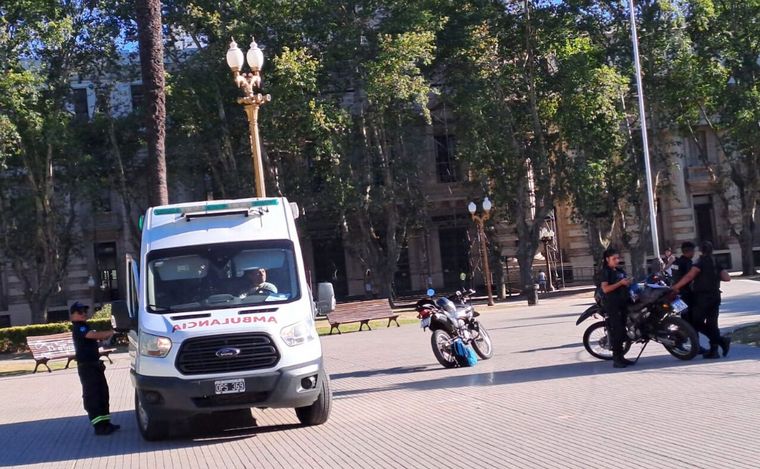 El hombre baleado fue atendido por servicios médicos en pleno centro de Rosario.