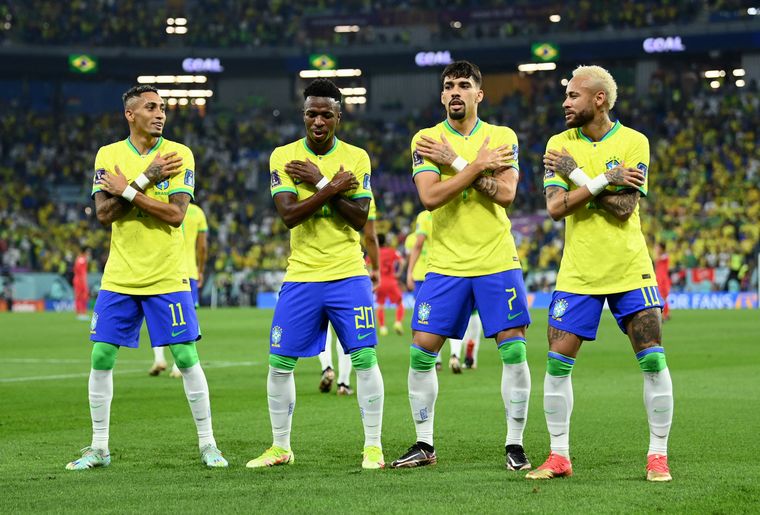 FOTO: Brasil baila al ritmo de su fútbol. Rafinha, Vinicius, Paquetá y Neymar festejan.