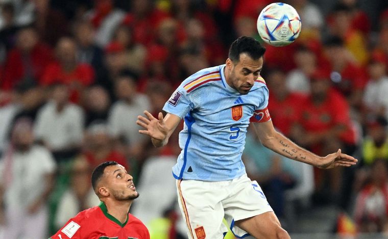 FOTO: España y Marruecos se enfrentan por un lugar en los cuartos de final del Mundial.