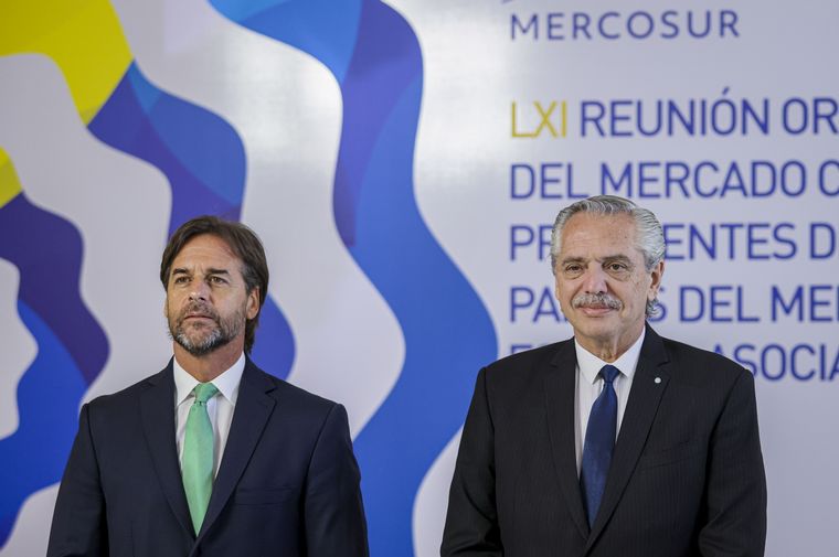Alberto Fernández junto a Luis Lacalle Pou.