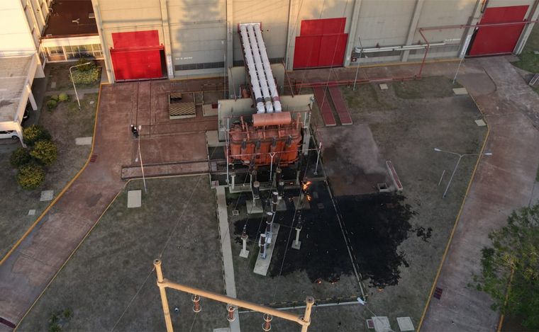 FOTO: Explotó un transformador de la EPE en Rosario y podría haber más cortes. 