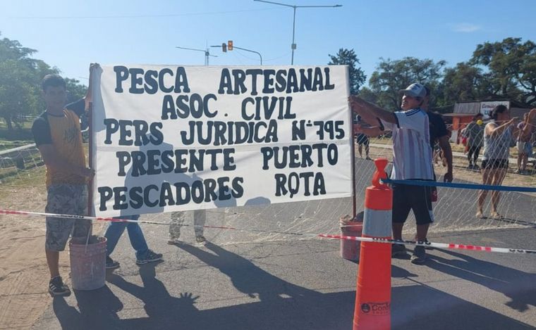 Pescadores cortan rutas en toda la provincia.