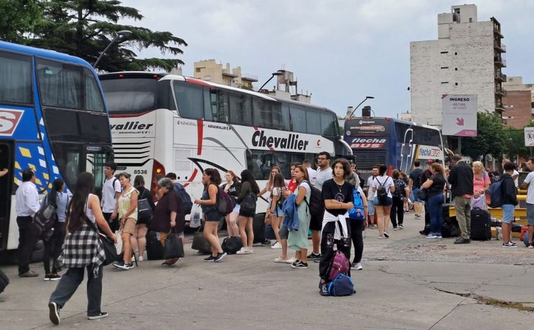 Los colectivos y los pasajeros debieron ser evacuados por la amenaza.