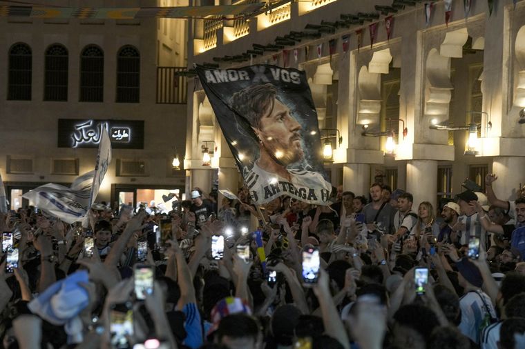 Nuevo banderazo argentino en el Souq Waqif.