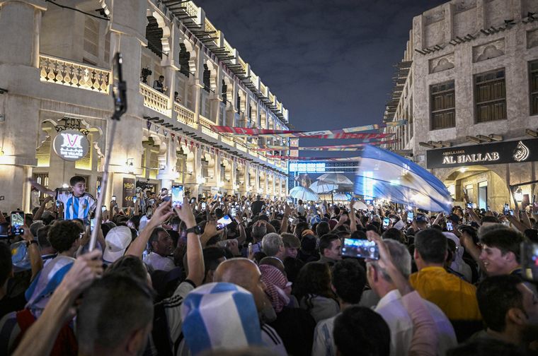 Nuevo banderazo argentino en el Souq Waqif.