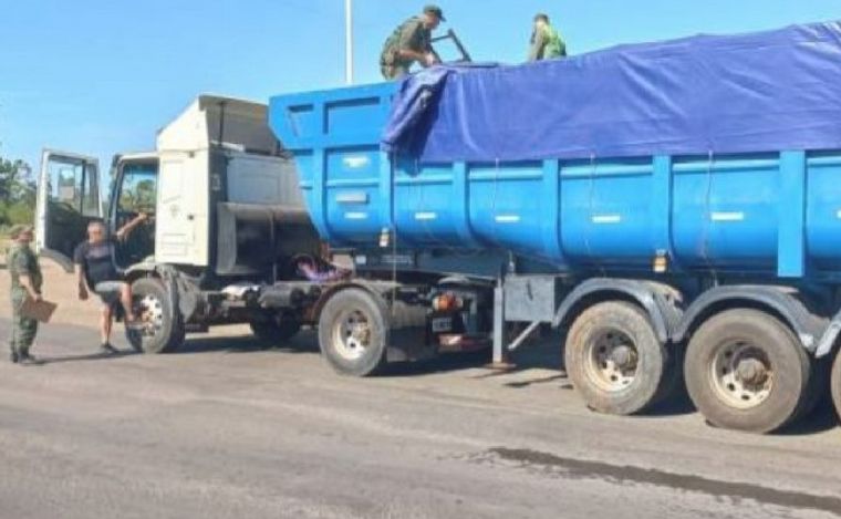 Transportaba nueve toneladas de marihuana en un camión cisterna y fue detenido.
