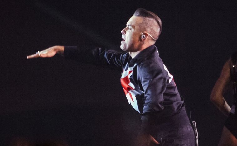 FOTO: Robbie Williams brindó un recital abierto en Qatar.