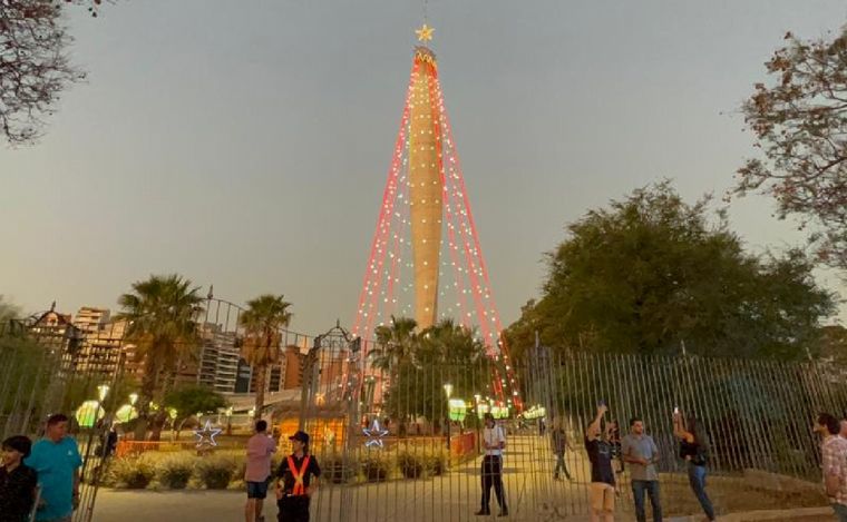 Córdoba encendió el árbol de Navidad más alto del mundo.