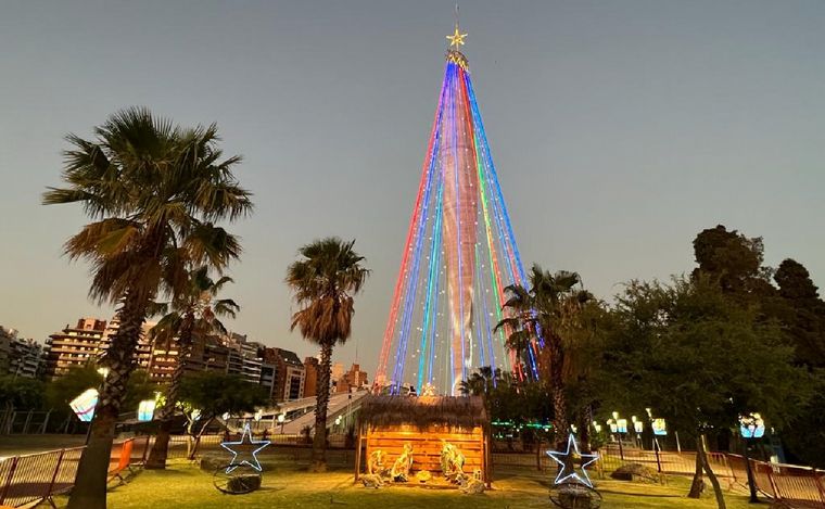 Córdoba encendió el árbol de Navidad más alto del mundo.