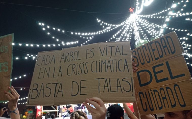 Rosario: hubo manifestantes ecologistas en el encendido del árbol de Navidad. 