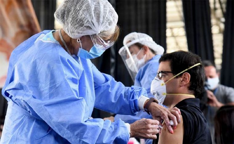 FOTO: Se aplica la quinta dosis de la vacuna contra el coronavirus en Santa Fe. 