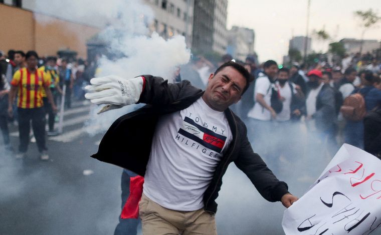 FOTO: La Policía de Perú disuadió una protesta de manifestantes a favor de Castillo.