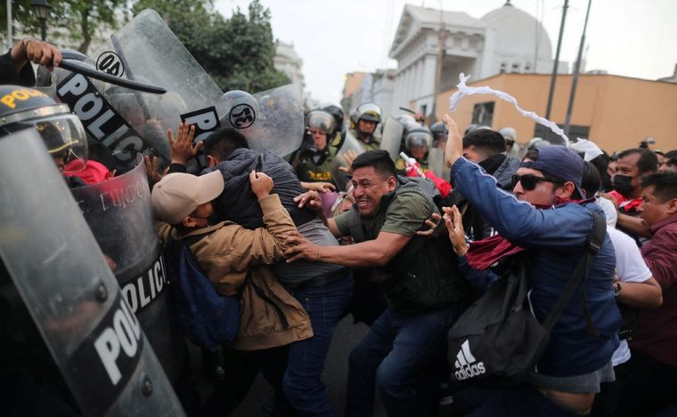 La Policía de Perú disuadió una protesta de manifestantes a favor de Castillo.