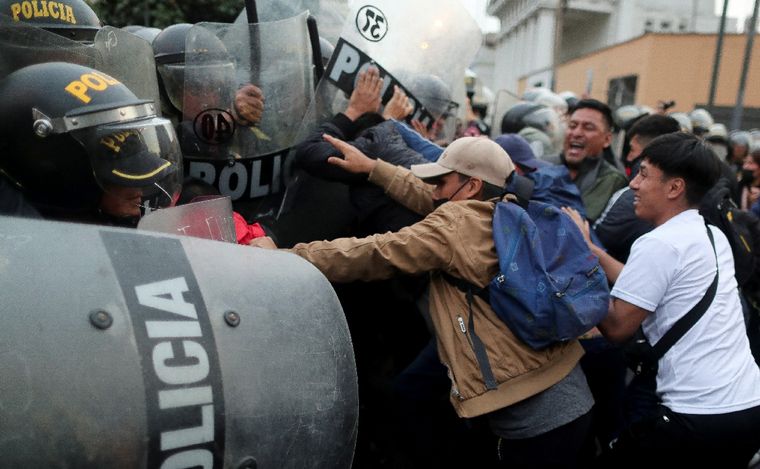 FOTO: La Policía de Perú disuadió una protesta de manifestantes a favor de Castillo.