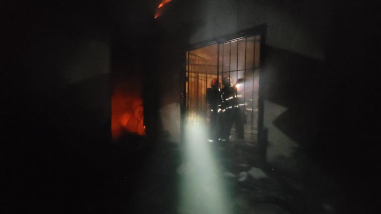 FOTO: Un incendio en Duarte Quirós dejó dos heridos graves