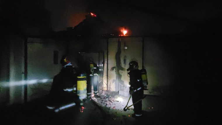 FOTO: Un incendio en Duarte Quirós dejó dos heridos graves