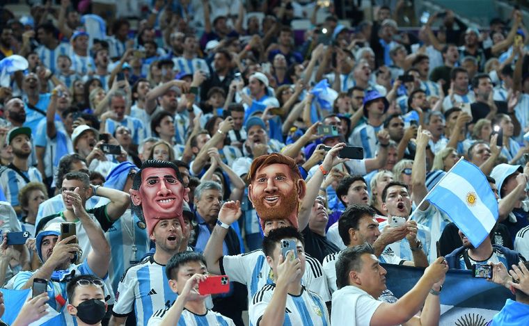 FOTO: El color de la hinchada argentina en el Estadio Lusail, en fotos.