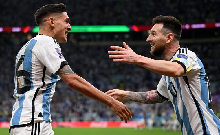 Lionel Messi celebra la apertura del marcador con Nahuel Molina.