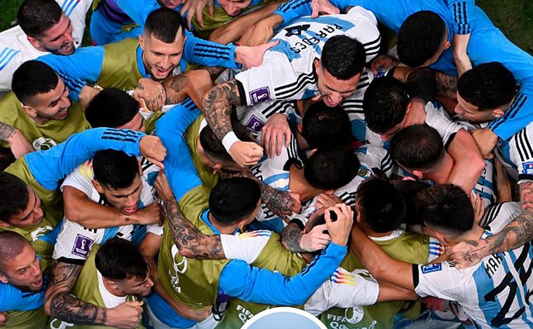 FOTO: Los jugadores de Argentina celebran un triunfo inolvidable.