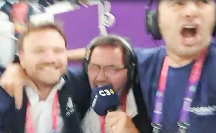 El equipo de Cadena 3 se fundió en un abrazo inolvidable.