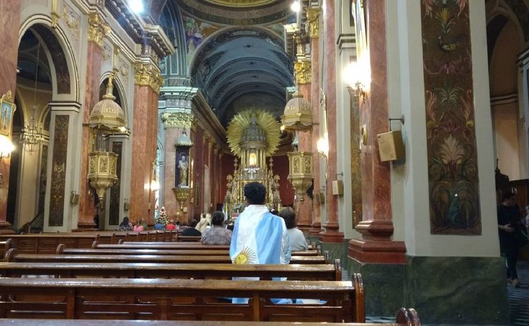 Un hincha en la Catedral de Salta durante los penales entre Argentina y Países Bajos.
