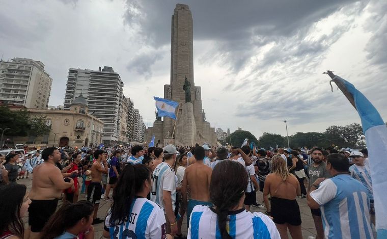 FOTO: Un clásico: los rosarinos copan el Monumento a la Bandera tras el pase a semifinales.
